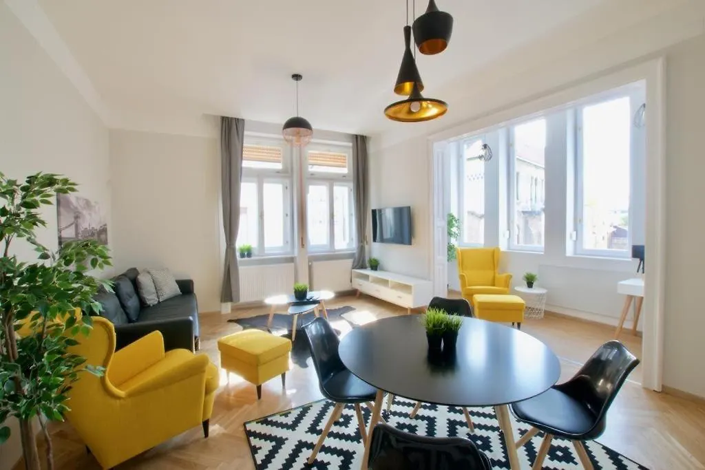 Megszunik - The Lullaby Home - Nr 1 Budapest
