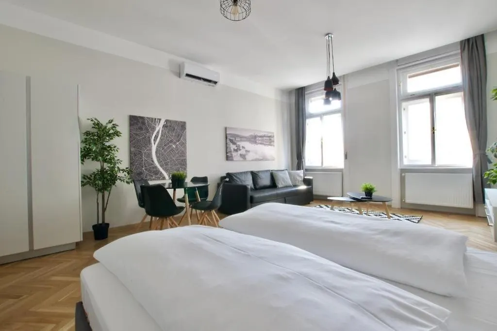 Megszunik - The Lullaby Home - Nr 1 Budapešť