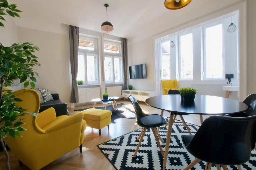 Megszunik - The Lullaby Home - Nr 1 Budapešť Maďarsko